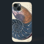 ロマンチックな貝殻 iPhone 13ケース<br><div class="desc">ビーチから遠くに住んでいますか。 オーケーです! 絵を描くこのロマンチックな貝殻を得て下さいそうすれば暖かい晴れた日の平和なビーチで置かれるイメージあなた自身できます。 この芸術品は訪問を慕っているビーチを去る少し波および海をロマンチックに描きます。 Zazzleあなたの次のプロダクトのこの組み立てられた貝殻のパネルを得て下さい。</div>