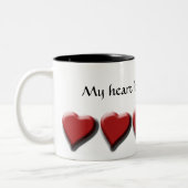 ロマンチックな赤いハートのコーヒー・マグ及びコップ ツートーンマグカップ (左)