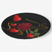 ロマンチックな赤いハートのパーソナライズバラ金ゴールドリボン ペーパープレート (アングル)