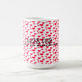 ロマンチックな赤いハートの形をした模様 コーヒーマグカップ (中央)