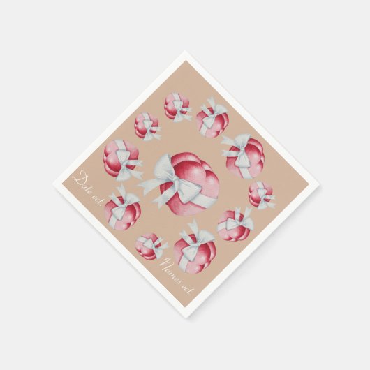 ロマンチックな赤いハートを白いリボンの弓で結ぶ スタンダードカクテルナプキン (角)