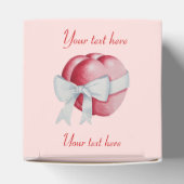 ロマンチックな赤いハートを白いリボンの弓で結ぶ フェイバーボックス (上部)