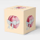 ロマンチックな赤いハートを白いリボンの弓で結ぶ フェイバーボックス (正面サイド)