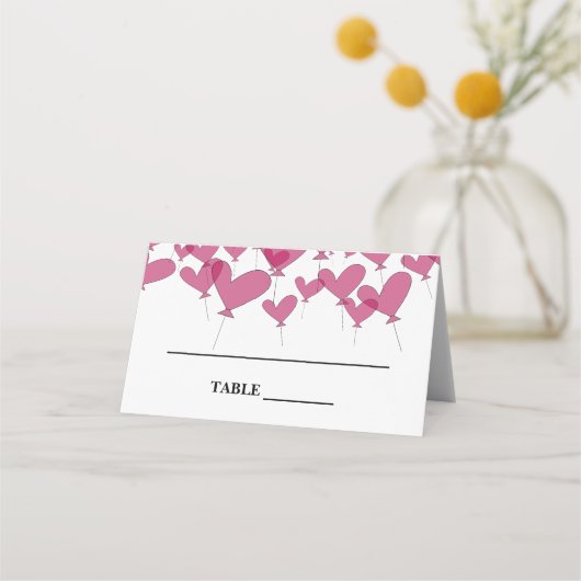 ロマンチックな赤いハートバルーンテーマカスタムウェディング プレイスカード (正面)