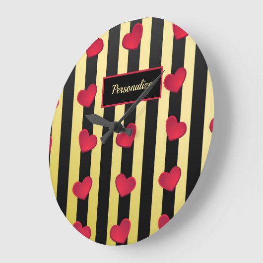 ロマンチックな赤いハート金ゴールドブラックストライプの個人設定 ラージ壁時計 (傾斜)