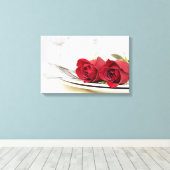 ロマンチックな赤いバラの上ディナープレート キャンバスプリント (インサイチュ (ウッドフロア))