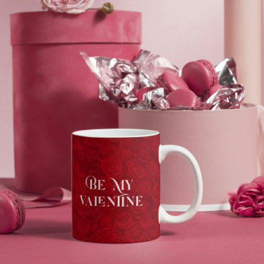 ロマンチックな赤いバラの金ゴールドストライプアクセント コーヒーマグカップ