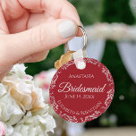 ロマンチックな赤い花嫁のメイドの上の銀結婚レース キーホルダー<br><div class="desc">これらの美しい花嫁キーホルダーはギフトや与え結婚式の引き出物として設計されている。デザインはシンプルまだエレガントで、ロマンチックな深紅の赤い背景にグレー文字を持つフリリー銀の灰色の箔を特徴とする。彼女の名前の宇宙結婚、デートの日付、カップルの名前がある。お素晴らし前の感謝してい特別な日の一部として彼女に向かう道は！</div>