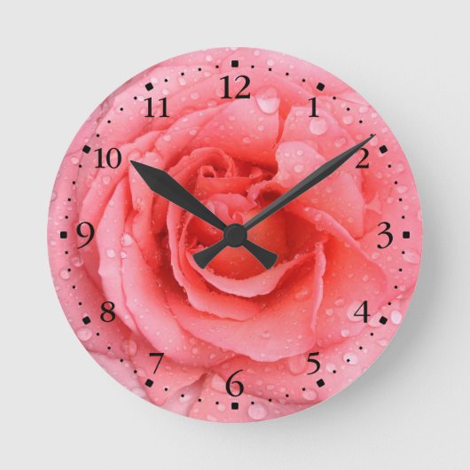 ロマンチックな赤ピンクのバラの水滴 ラウンド壁時計 (正面)