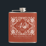 ロマンチックな赤結婚錆40周年フラスコ フラスク<br><div class="desc">フラスコは、暖かく赤い背景の上に白いフローラ枠の美しい水色のデザイン自然を持つ。文カスタマイズ字と節目の記念日の数を簡単に表す(10、20、30、40、50、60、70、80、90)。結婚式や記念日に最適な贈り物、愛する人のために大切な思い出を保存するための思い出に最適な贈り物。</div>