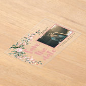 ロマンチックな赤面PInkフローラ写真を保存する アクリル招待状 (レイダウン)