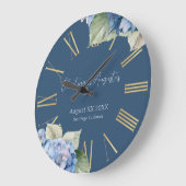 ロマンチックな青い水色あじさい花オンネイビー ラージ壁時計 (傾斜)