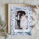ロマンチックな青い水色の結婚葉 サンキューカード<br><div class="desc">ロマンチックな青い水色の葉結婚の感謝のカードを折った |この感謝していカスタマイズ可能な写真サンキューカードを使って家族や友結婚人に自分の一部として送信する青い水お洒落色のイラストレーションの花や葉花が特徴である。この水色サンキューカードは、どのテーマ結婚や季節にも最適だ。一致するアイテムが使用可能。</div>