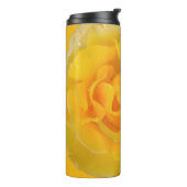 ロマンチックな黄色のバラの水滴 タンブラー (回転左)
