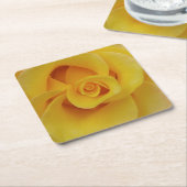ロマンチックな黄色のバラの花びら スクエアペーパーコースター (アングル)