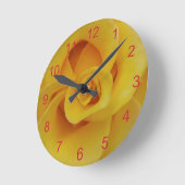 ロマンチックな黄色のバラの花びら ラウンド壁時計 (傾斜)