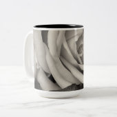 ロマンチックな黒と白のバラの花写真 ツートーンマグカップ (正面左)
