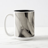 ロマンチックな黒と白のバラの花写真 ツートーンマグカップ (左)