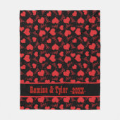 ロマンチックな黒と赤いハートのパターン フリースブランケット (正面)