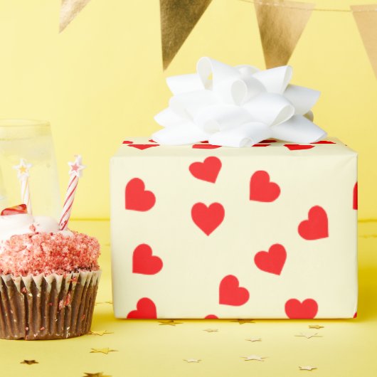 ロマンチックよくはしゃぐ赤いハートパターンパステルイエロー ラッピングペーパー (誕生日パーティー)