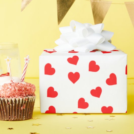 ロマンチックよくはしゃぐ赤いハートパターンホワイト ラッピングペーパー (誕生日パーティー)