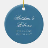 ロマンチッククラシックなブルーモノグラムクレスト結婚ズ セラミックオーナメント (裏面)