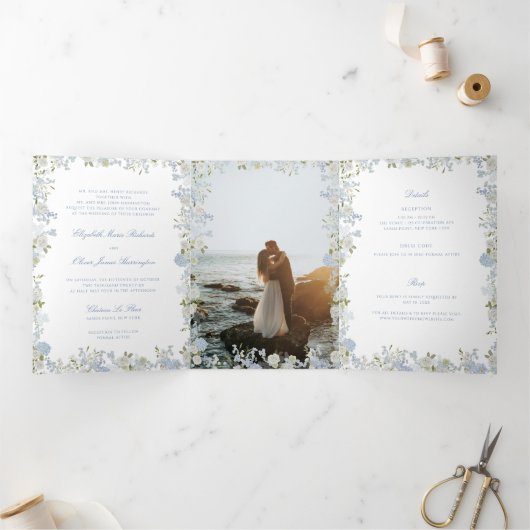 ロマンチックソフトブルーヴィンテージモノグラムクレスト結婚ズ 三つ折り招待状 (内部)