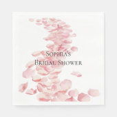 ロマンチックピンクローズ花びらフローラブライダルシャワー スタンダードランチョンナプキン (正面)