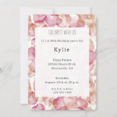 ロマンチックピンクローズ花びらフローラ誕生日 招待状 (正面)