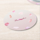 ロマンチックピンク赤面バラペタルフローラ ラウンドペーパーコースター (アングル)