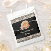 ロマンチックピーチバラフェイクレースオンブラック フェイバーバッグ (クリップ留めされた状態)