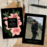 ロマンチックヴィンテージフローラ赤面ピンクブラック結婚ズ セーブザデート<br><div class="desc">この美しい結婚式は、日付カードを保存し色彩の鮮やかて黒い背景の上に赤面ピンクの手のヴィンテージフローラデザイン（ツツツジ）を備えている。フロントのシンプル文字スタイリッシュ、バックの写真テンプレート、さらにパーソナライズのためのバックの文字テンプレートが含まれている。</div>