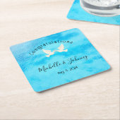 ロマンチック - 青い背景にピンクのハートを持つ2羽の鳩 スクエアペーパーコースター (アングル)