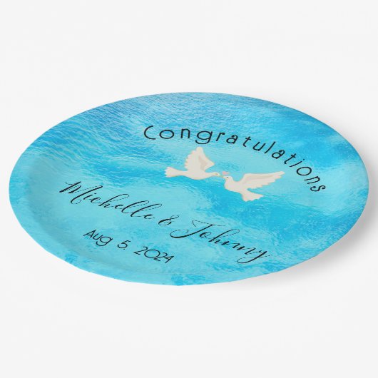 ロマンチック - 青い背景にピンクのハートを持つ2羽の鳩 ペーパープレート (アングル)