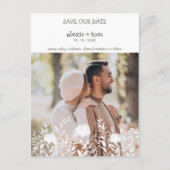 ロマンチッ婚約したクカップルウィズフラワーズデザイン ポストカード (正面)