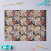 ロマンティックな天使がピンクのバラと花を集めている 薄葉紙 (クラフト)