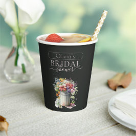 ロマンティックな春の花を飾ったウェディングシャワーのための花瓶 紙コップ
