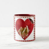 ロマンティックな赤い花のハートデザイン4特別な瞬間 ツートーンマグカップ (中央)