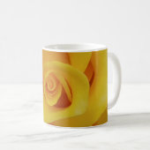 ロマンティックな黄色いバラの花びら コーヒーマグカップ (正面右)