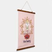 ロラバニーヨガロータスポーズ 吊り下げ型タペストリー (傾斜あり)