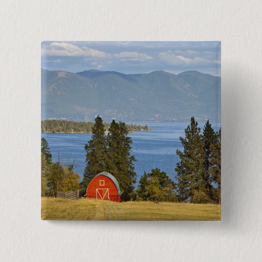 ロリンズ近くの風光明媚なフラットヘッド湖沿いに立つ赤い納屋 缶バッジ (正面)