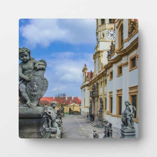 ロレト・プラハ教会の石天使と階段 フォトプラーク (正面)