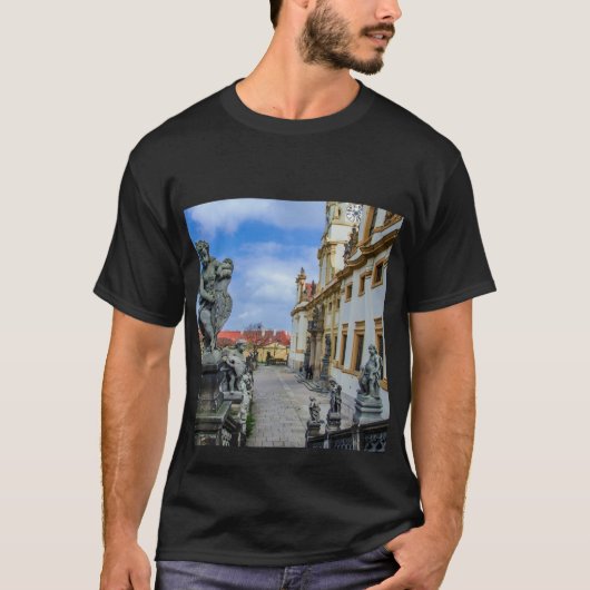 ロレト・プラハ教会の石天使と階段 Tシャツ (正面)