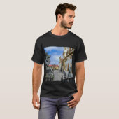 ロレト・プラハ教会の石天使と階段 Tシャツ (正面フル)