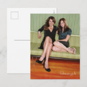 ロレライ＆ローリー　ソファに座るポートレート ポストカード (正面/裏面)