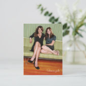 ロレライ＆ローリー　ソファに座るポートレート ポストカード (スタンド正面)