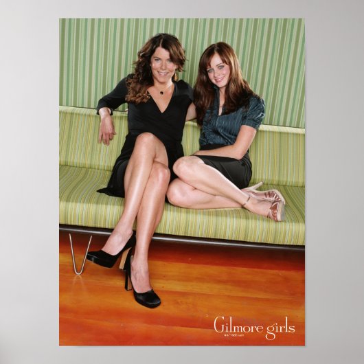 ロレリ&ロリーシッティングオンソファポートレート ポスター (正面)