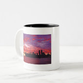 ロワーマンハッタンの輝かしい夕日。 ツートーンマグカップ (正面左)