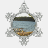 ロングアイランドのビーチのベンチ スノーフレークピューターオーナメント (正面)