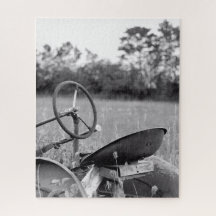 ロンググラスの古いトラクター